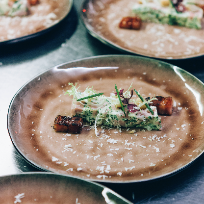 Een close-up van een bord met eten op een tafel