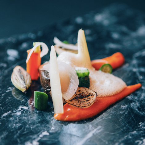 Een close-up van een bord eten op een tafel