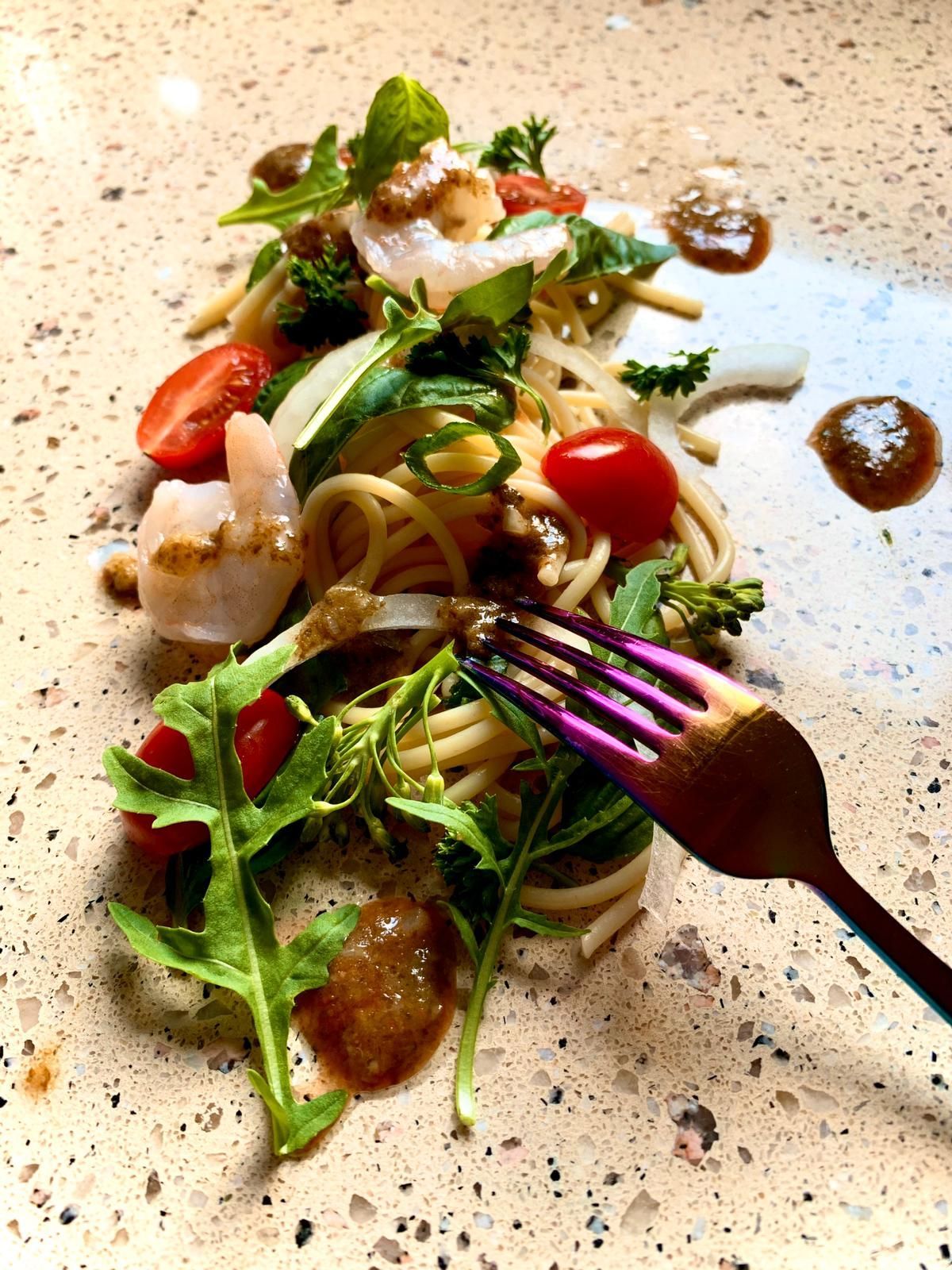 Een bord met eten met een vork erin