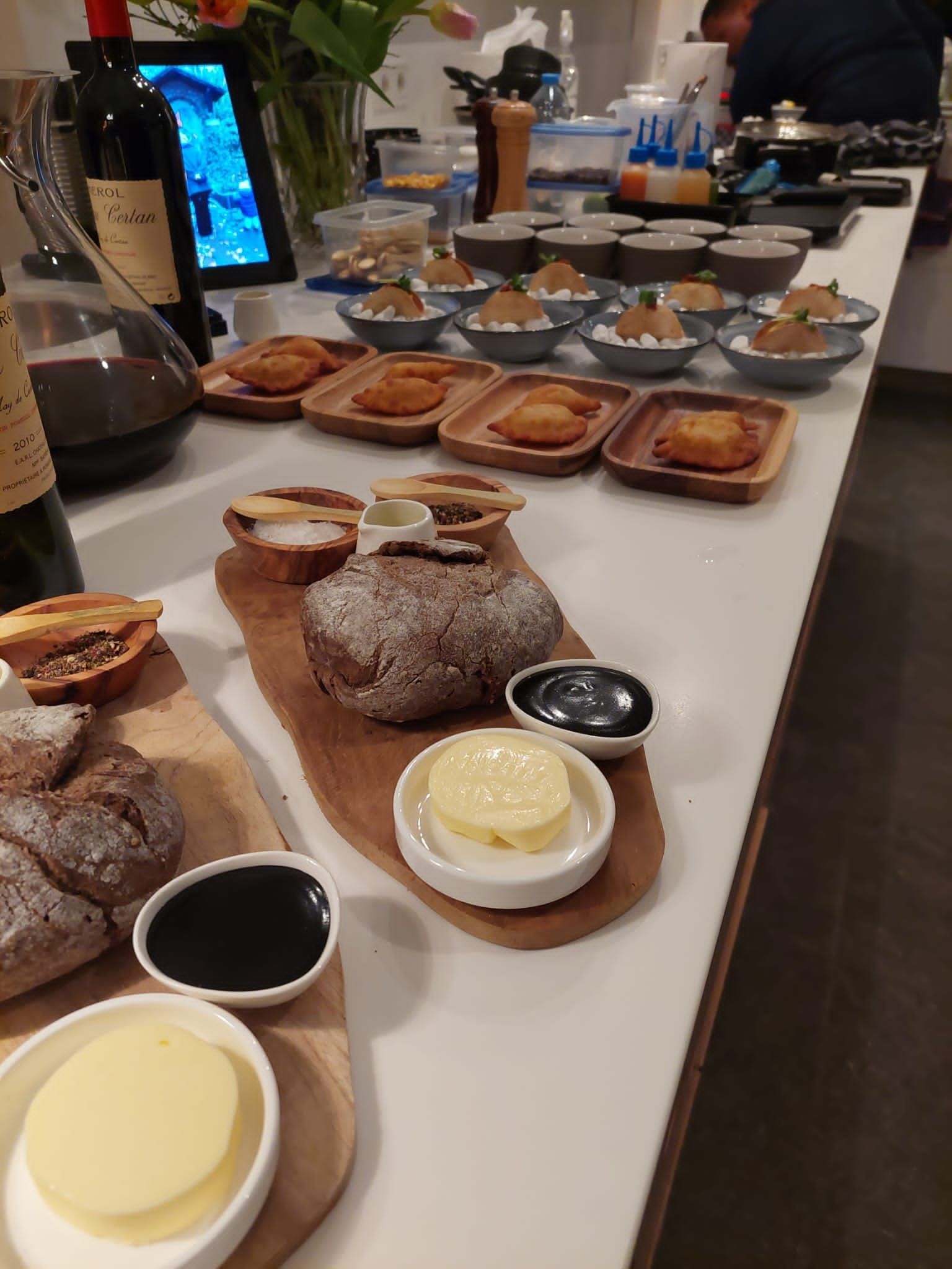 Een tafel met een heleboel eten en een fles wijn