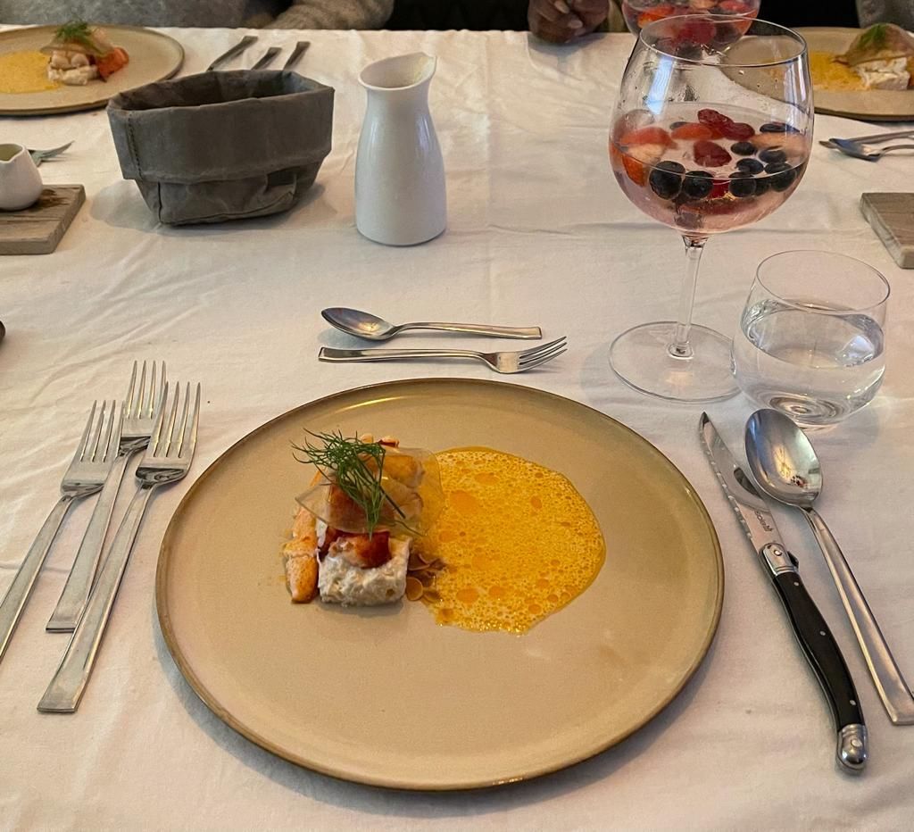 Er staat een bord met eten op tafel, met bestek.