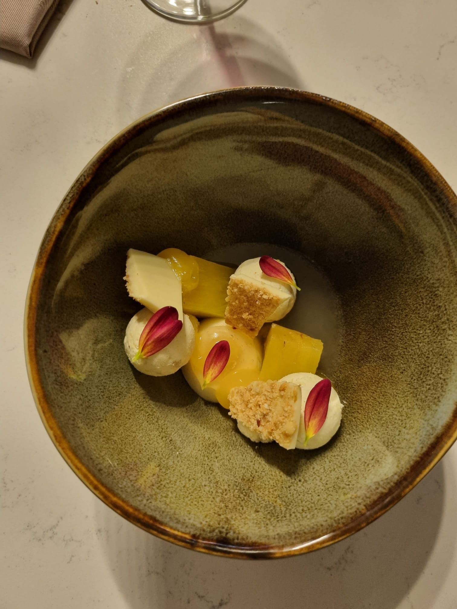 Een close-up van een kom met eten op een tafel.