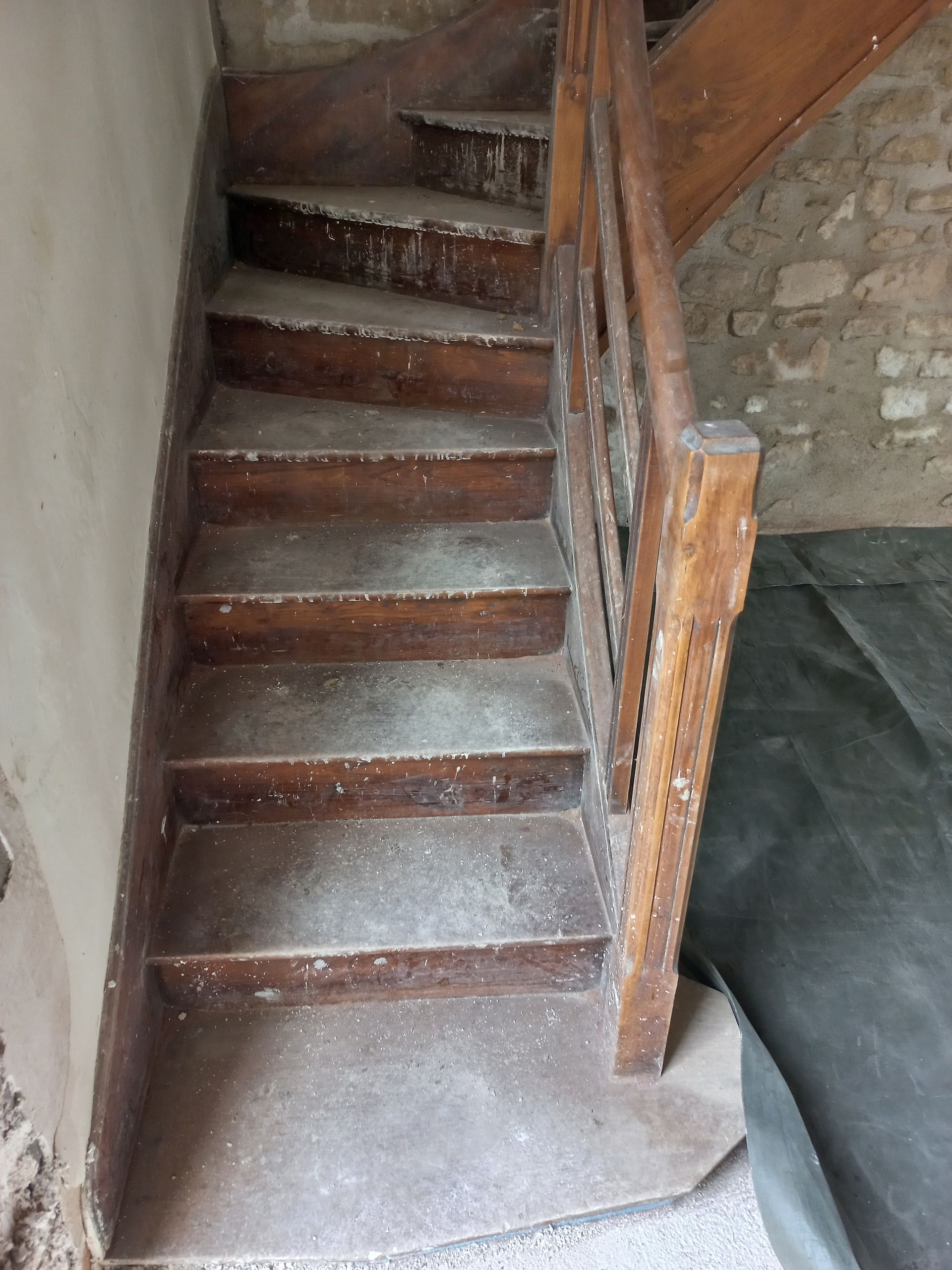 Décapage escalier bois avant