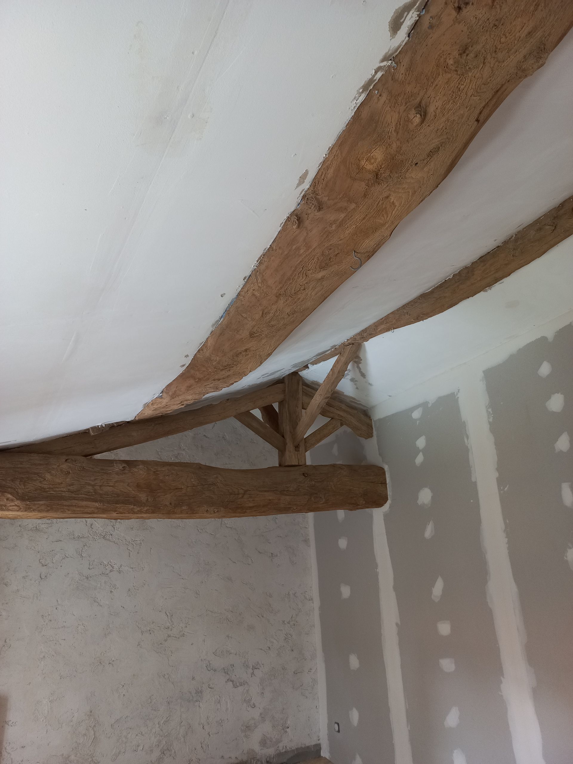 Décapage peinture sur poutre après