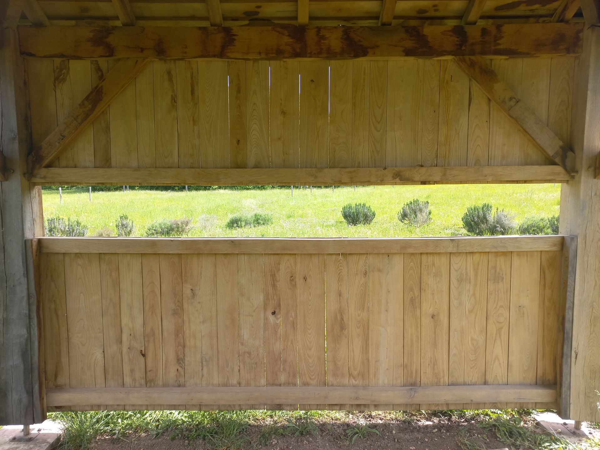 Décapage bois graffitis après