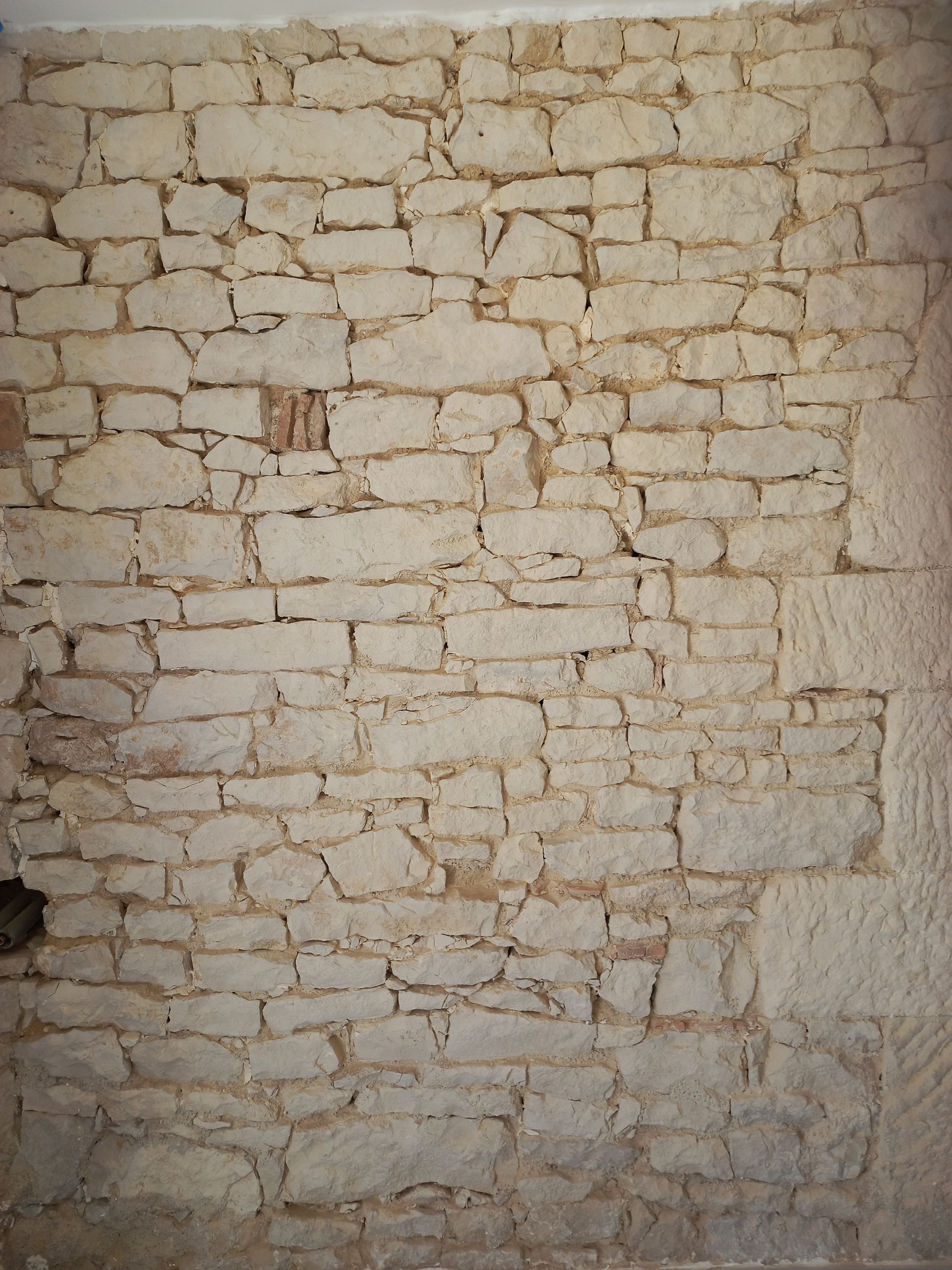 Décapage mur en pierre après