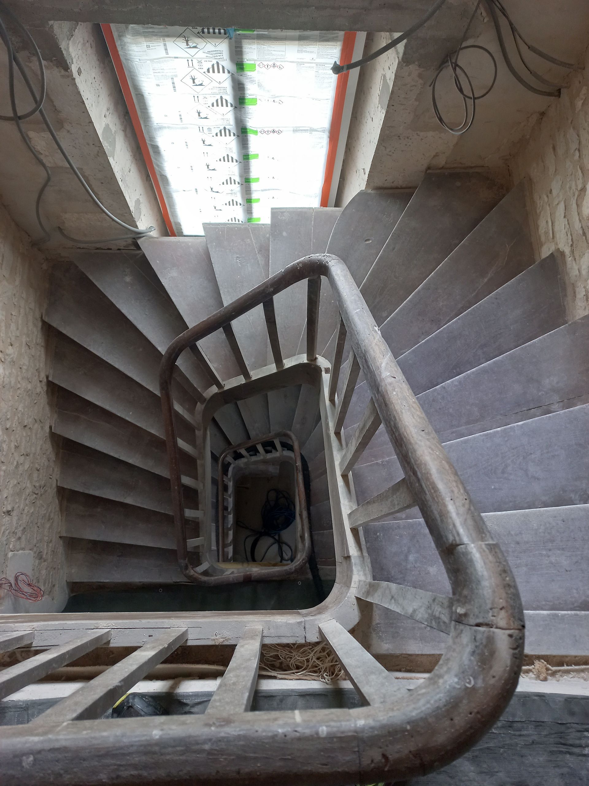 Décapage escalier bois avant