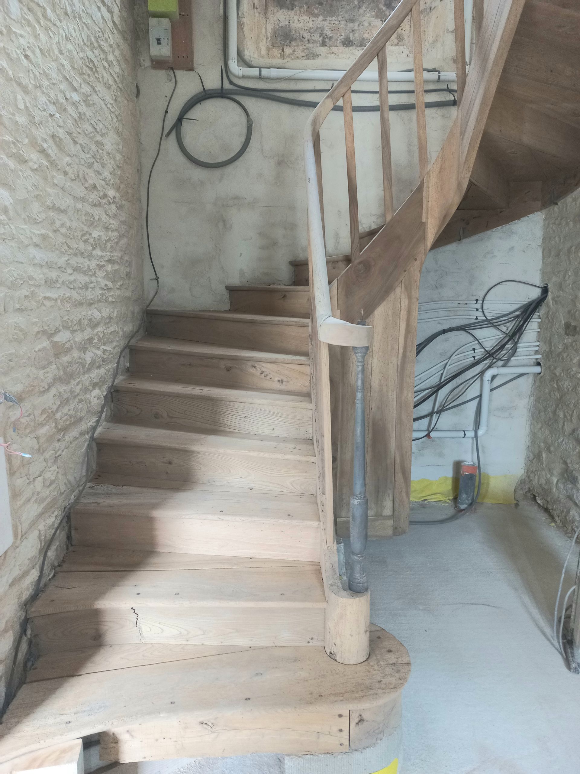 Décapage escaliers en bois après