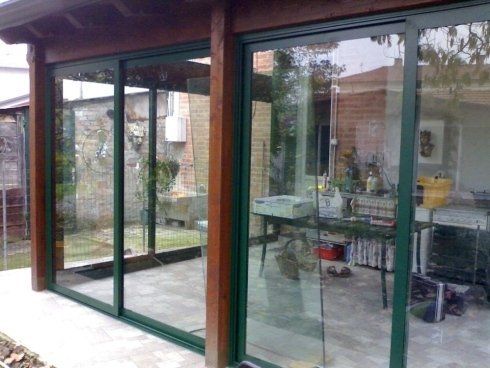 Porte e finestre scorrevoli all'entrata di un negozio