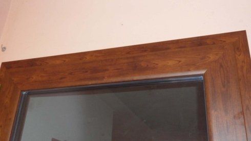 Dettaglio di una decorazione in legno su finestra