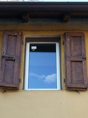 Esterno di una finestra in vetro