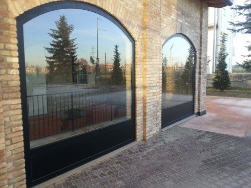 Ampia vetrina trasparente in un muro di mattoni