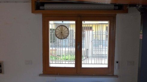 Finestra a due ante chiusa in un abitazione