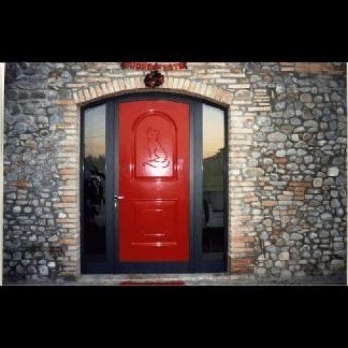 Porta di ingresso rossa con finestre laterali