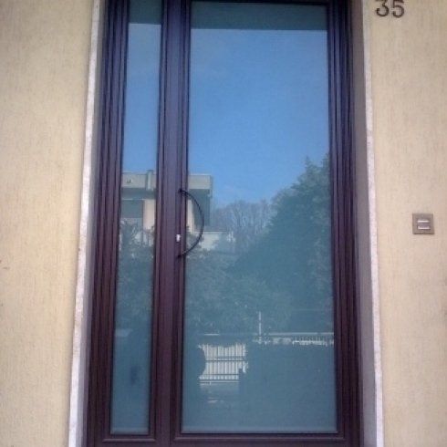 Porta finestra opaca con finitura in legno