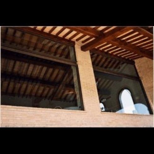 Dettaglio di una finestra con parasole