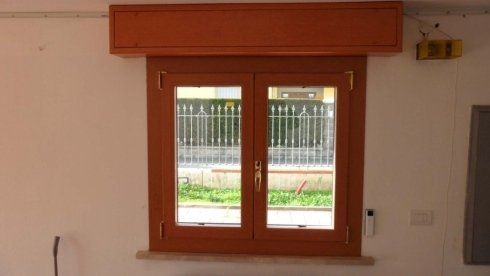 Finestra a due ante con finitura in legno