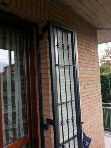 Finestra con inferriata in ferro