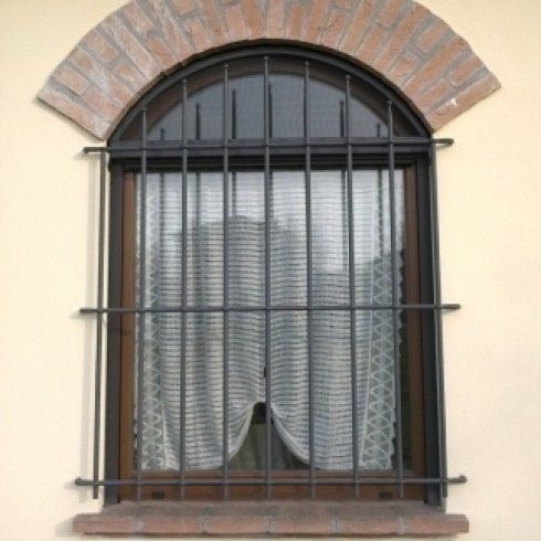 Inferriati decorative su finestra da esterni