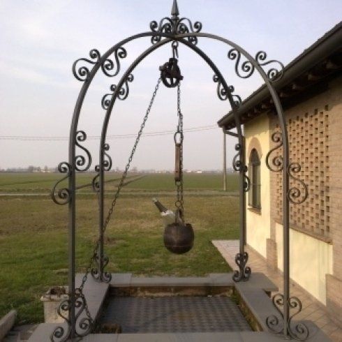 Pozzo con ringhiere decorative
