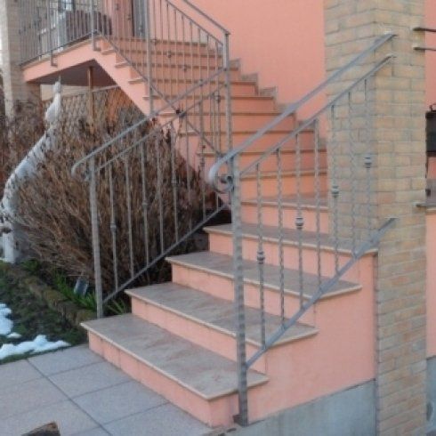 Ingresso di una casa con rampa di scale