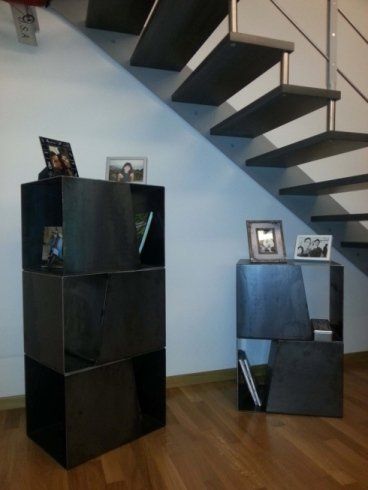 Interno di una casa con mobili e scale