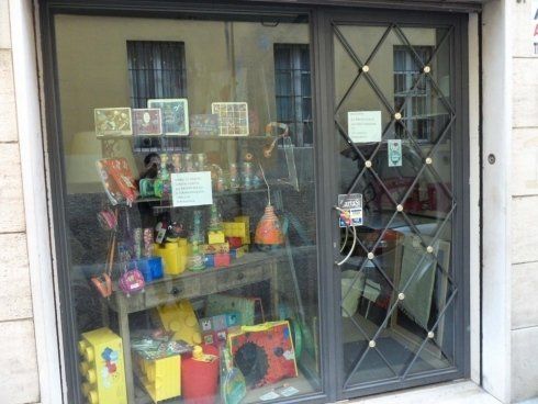 Vetrina di un negozio con porta decorata