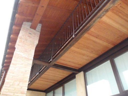 Balconcino con pavimento di legno