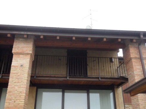 Balcone con ringhiera di ferro decorativa