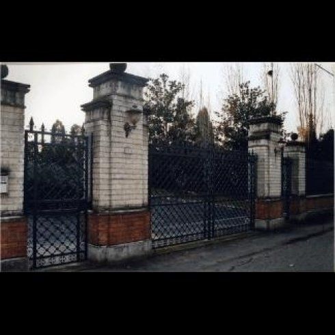 Ingresso di un parco con colonne decorative