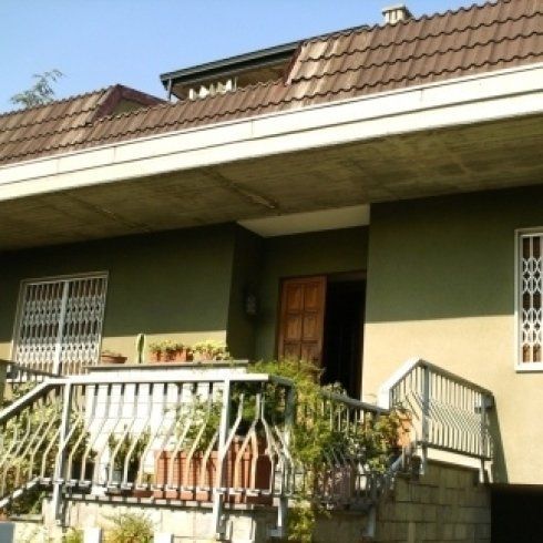 Entrata di una casa con ringhiere bianche