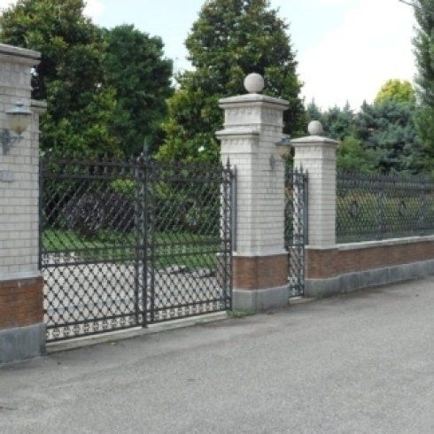 Entrata di un parco con cancello in ferro