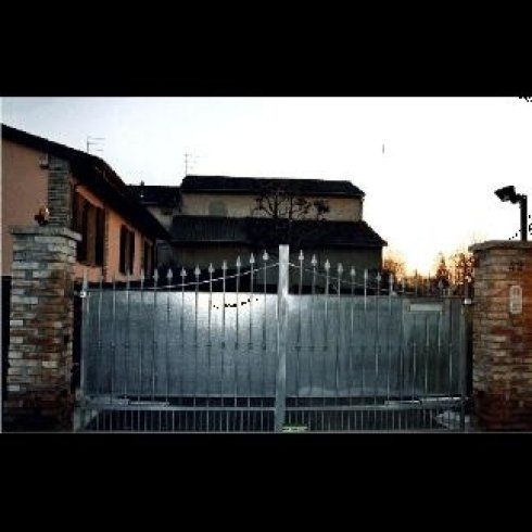 Ingresso con cancello a battente in alluminio