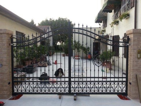 Cancello d'ingresso con ringhiere decorative