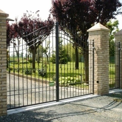 Cancello in ferro a doppia anta