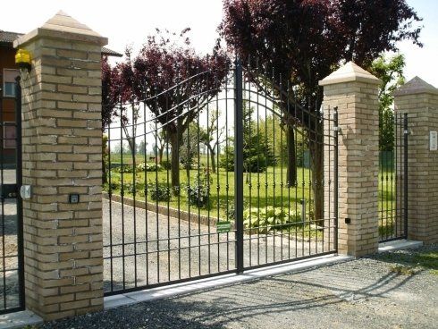 Entrata di un parco con cancello a battente in ferro