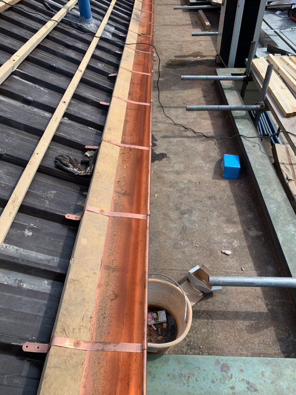 grondaia in rame su un tetto