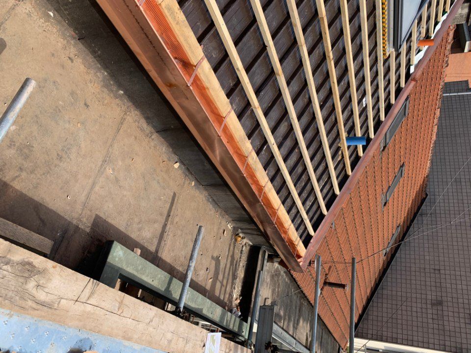 installazione di una grondaia in rame