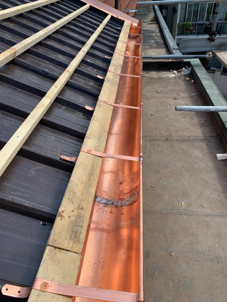 grondaia in rame fissata su una copertura