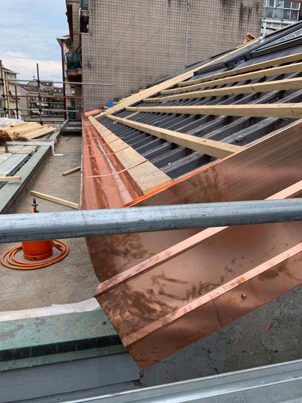 posa grondaia realizzata in rame