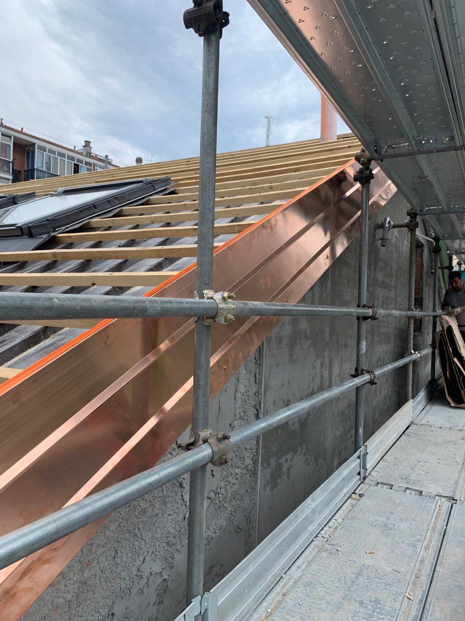 posa grondaia in rame sul tetto di una abitazione