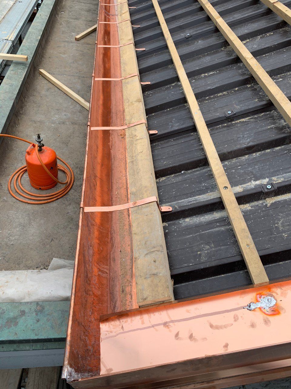 collegamento tramite grondaie in rame