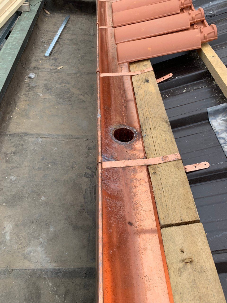 installazione grondaia sul tetto di una abitazione