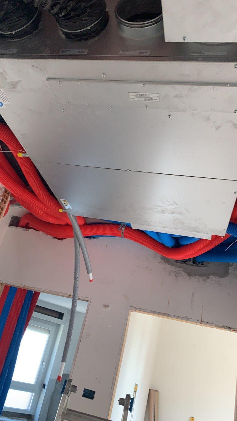 posa tubazioni per impianto VMC