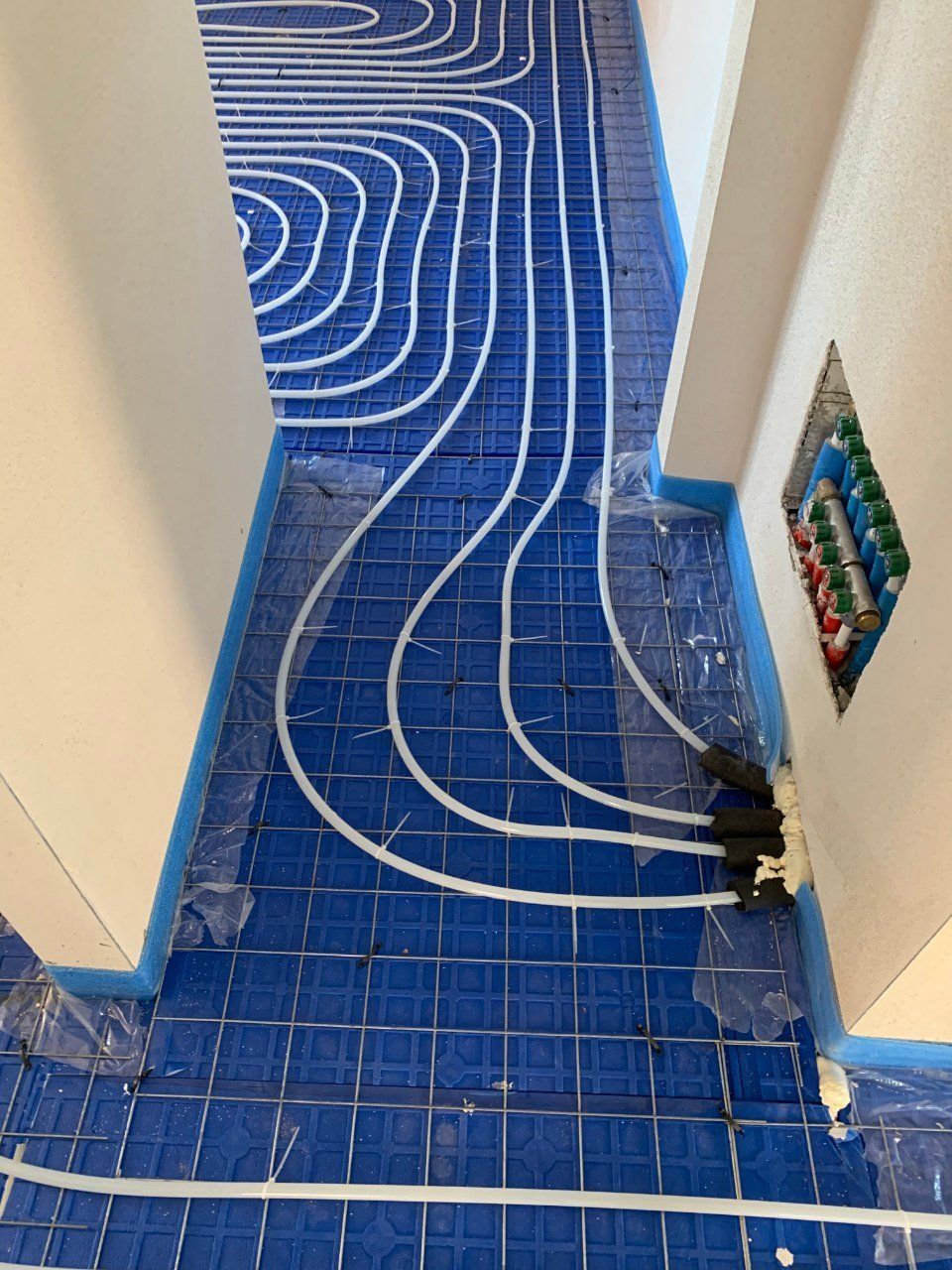 esperti durante la realizzazione di un impianto di riscaldamento a pavimento