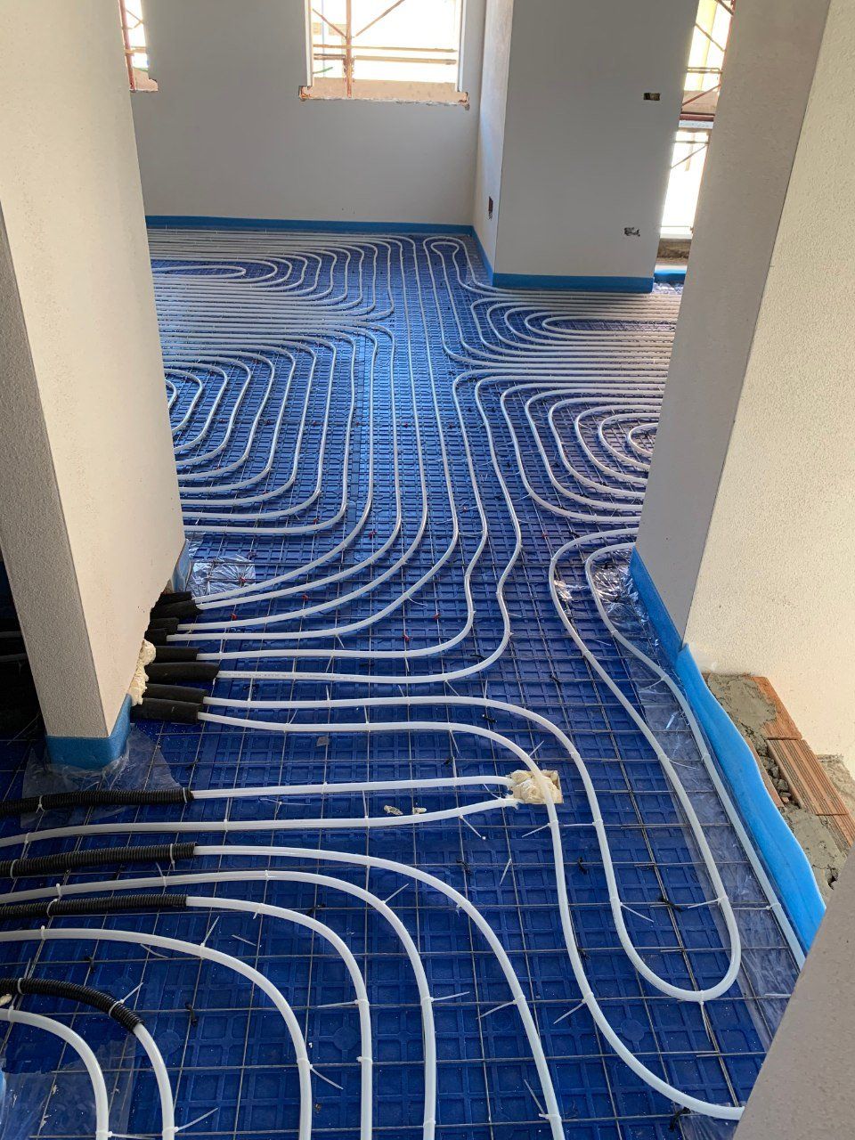 tecnici durante la realizzazione di un impianto di riscaldamento a pavimento