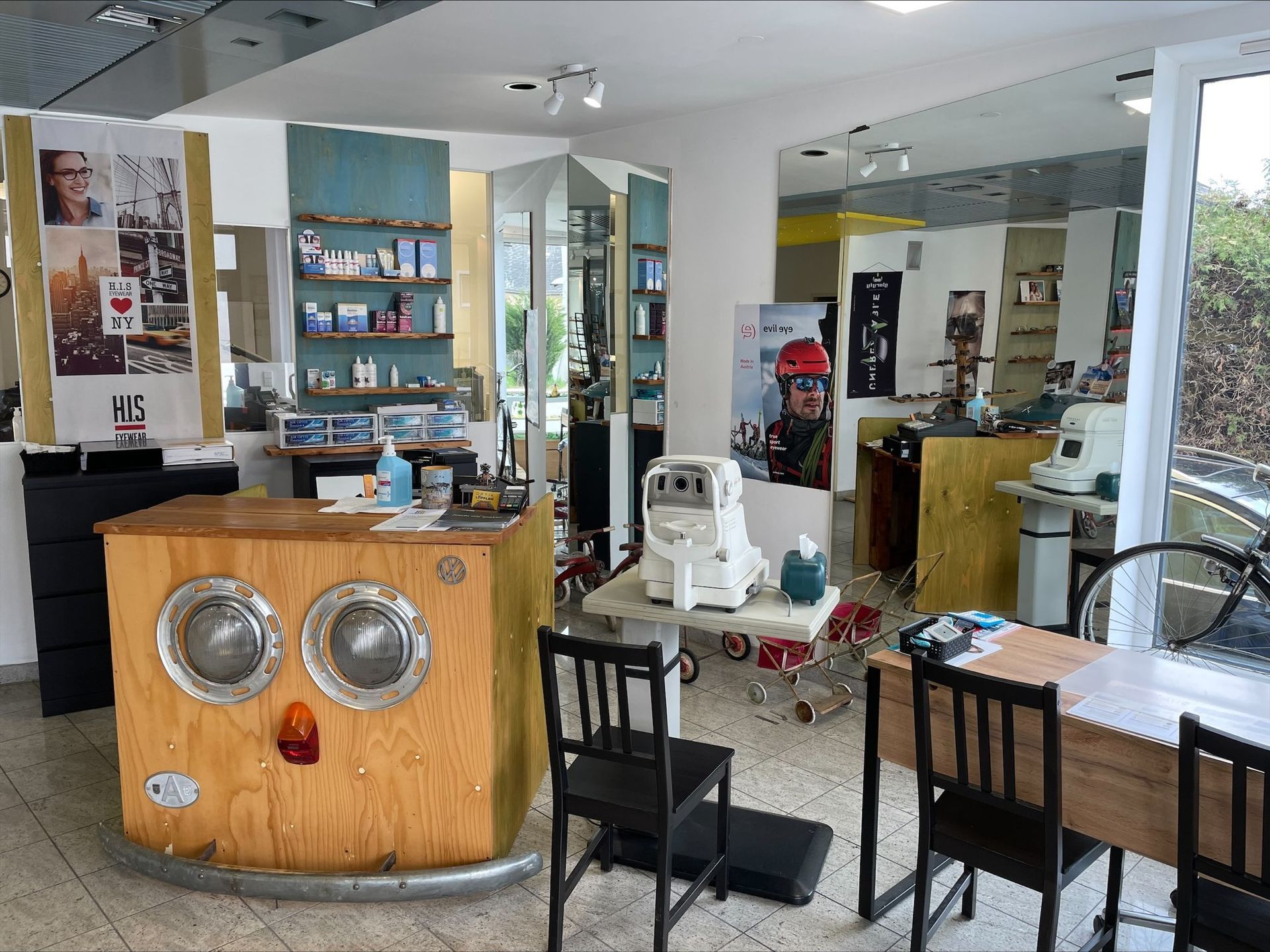 ein Raum mit einem Holztisch