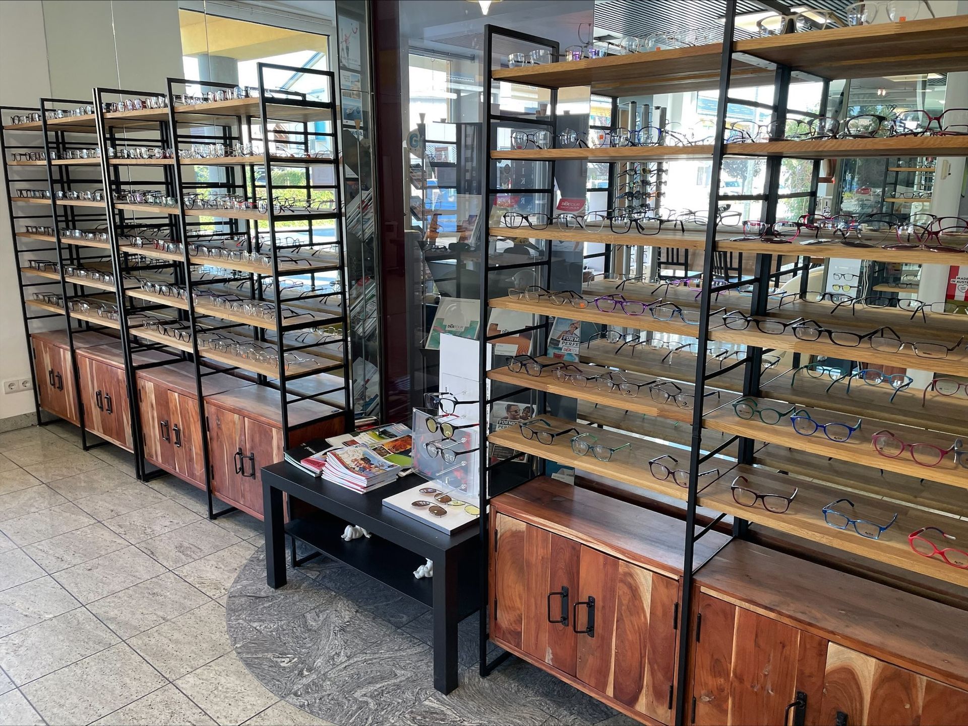 eine Reihe von Regalen mit Brillengläsern in einem Geschäft
