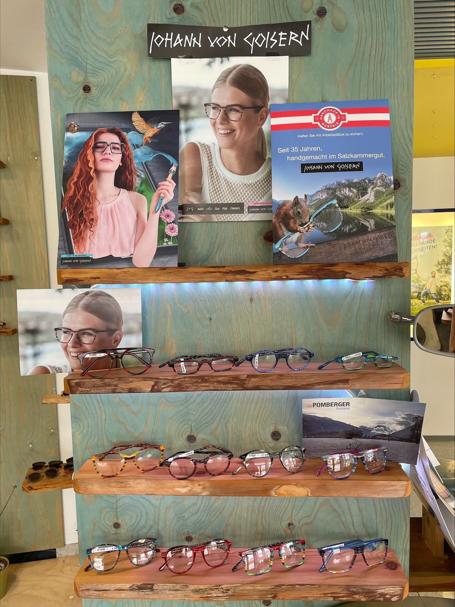 ein Raum mit einem Tisch und Stühlen