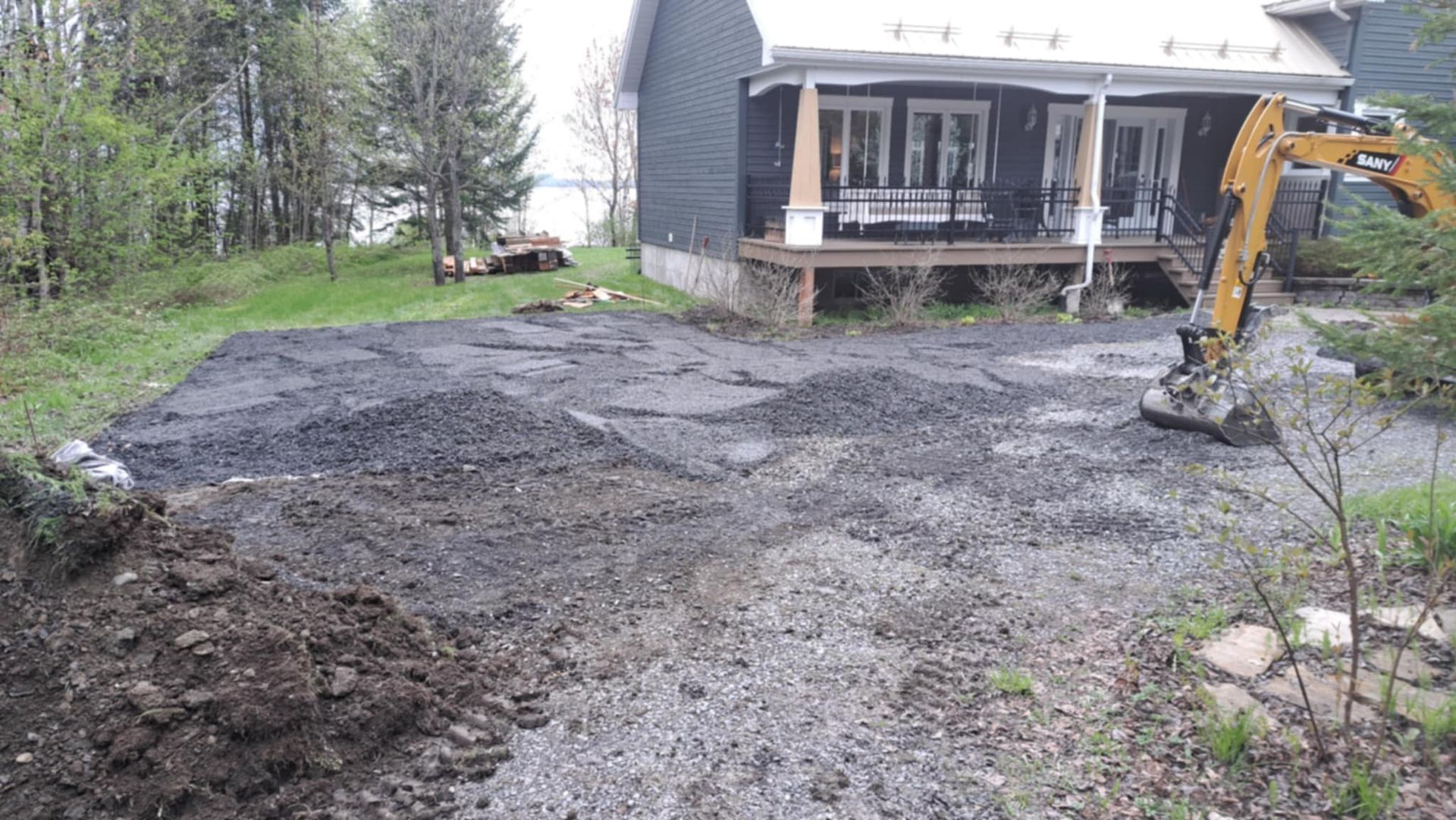 Un gros tas de terre se trouve devant une maison.